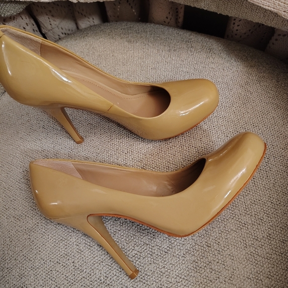 Vince Camuto pump, heels, tan, executive, professional, out on the town, stylish - Picture 6 of 13